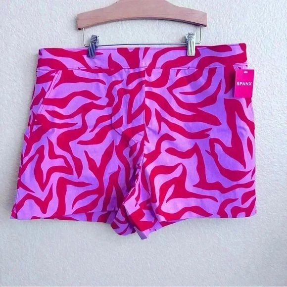Spanx On The Go Print 4 Inch Shorts - Picture 2 of 6